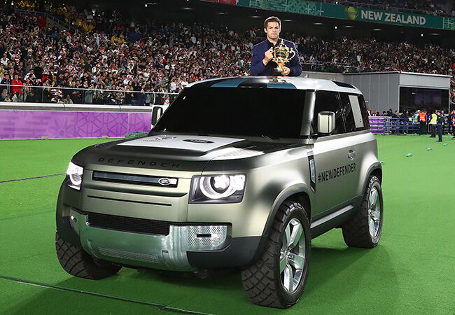 リーチ・マイケルが運転。新型ディフェンダーが、ラグビーW杯で